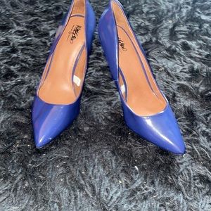 Blue pumps